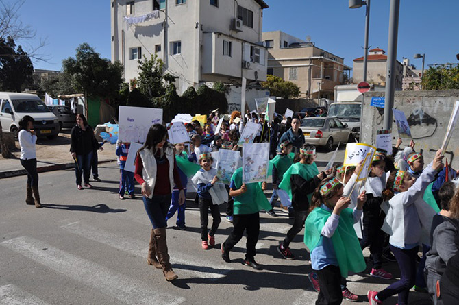 بالصور: مدرسة الأخوة الابتدائية بيافا تُنظم مسيرة القصص العالمية لطلابها 